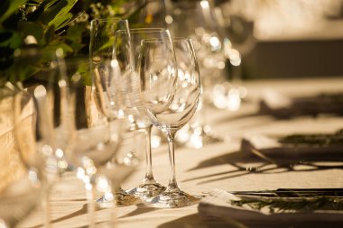 Bu büyüleyici görüntü, gerçek bir düğünün zarif dekorunu ve büyüleyici çiçek düzenlemelerini gözler önüne seriyor. Fotoğrafta zarif çiçekler, mumlar ve diğer dekoratif el ile süslenmiş büyüleyici bir düğün yerinde güzel dekore edilmiş bir masa yer alıyor.