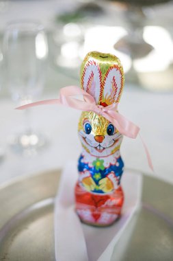 Bu büyüleyici görüntü, gerçek bir düğünün zarif dekorunu ve büyüleyici çiçek düzenlemelerini gözler önüne seriyor. Fotoğrafta zarif çiçekler, mumlar ve diğer dekoratif el ile süslenmiş büyüleyici bir düğün yerinde güzel dekore edilmiş bir masa yer alıyor.