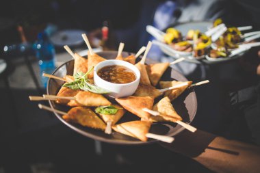 Bu çarpıcı görüntü düğünlerde sunulan yiyecek, kanepe ve tatlıların yaratıcı ve güzel bir şekilde hazırlanmış bir fotoğrafını sergiliyor. Fotoğraf, canlı renkleri ve dokuları olan ağız sulandırıcı tabakların yer aldığı gözler için bir ziyafet. Görüntü her...