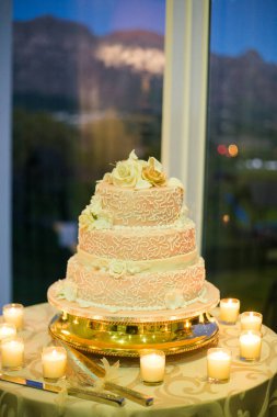 Bu resim, katmanlı keklerden fincan keklere kadar çeşitli çarpıcı düğün pastaları sergiliyor. Fotoğrafta, her biri karmaşık detaylar ve hassas kremalarla özenle dekore edilmiş bir dizi lezzetli pasta yer alıyor. Pastalar vari şeklinde geliyor.