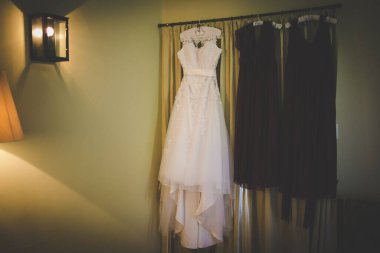 Bu büyüleyici görüntü, yaratıcı ve benzersiz bir şekilde fotoğraflanmış karmaşık detaylarla dolu bir gelinlik sergiliyor. Fotoğrafta karmaşık dantelli ve narin boncuklu çarpıcı beyaz bir gelinlik yer alıyor. Elbisenin fro fotografı var.