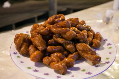 Bu çarpıcı görüntü düğünlerde sunulan yiyecek, kanepe ve tatlıların yaratıcı ve güzel bir şekilde hazırlanmış bir fotoğrafını sergiliyor. Fotoğraf, canlı renkleri ve dokuları olan ağız sulandırıcı tabakların yer aldığı gözler için bir ziyafet. Görüntü her...