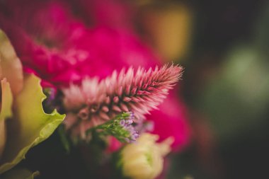 Bu büyüleyici görüntü, gerçek bir düğünün zarif dekorunu ve büyüleyici çiçek düzenlemelerini gözler önüne seriyor. Fotoğrafta zarif çiçekler, mumlar ve diğer dekoratif el ile süslenmiş büyüleyici bir düğün yerinde güzel dekore edilmiş bir masa yer alıyor.