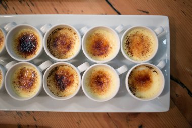 Bu çarpıcı görüntü düğünlerde sunulan yiyecek, kanepe ve tatlıların yaratıcı ve güzel bir şekilde hazırlanmış bir fotoğrafını sergiliyor. Fotoğraf, canlı renkleri ve dokuları olan ağız sulandırıcı tabakların yer aldığı gözler için bir ziyafet. Görüntü her...