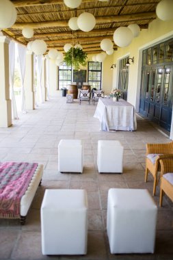 Bu büyüleyici görüntü, gerçek bir düğünün zarif dekorunu ve büyüleyici çiçek düzenlemelerini gözler önüne seriyor. Fotoğrafta zarif çiçekler, mumlar ve diğer dekoratif el ile süslenmiş büyüleyici bir düğün yerinde güzel dekore edilmiş bir masa yer alıyor.