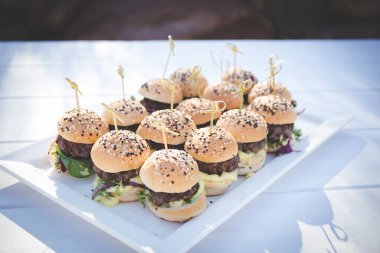 Bu çarpıcı görüntü düğünlerde sunulan yiyecek, kanepe ve tatlıların yaratıcı ve güzel bir şekilde hazırlanmış bir fotoğrafını sergiliyor. Fotoğraf, canlı renkleri ve dokuları olan ağız sulandırıcı tabakların yer aldığı gözler için bir ziyafet. Görüntü her...