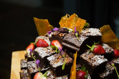 Bu resim, katmanlı keklerden fincan keklere kadar çeşitli çarpıcı düğün pastaları sergiliyor. Fotoğrafta, her biri karmaşık detaylar ve hassas kremalarla özenle dekore edilmiş bir dizi lezzetli pasta yer alıyor. Pastalar vari şeklinde geliyor.
