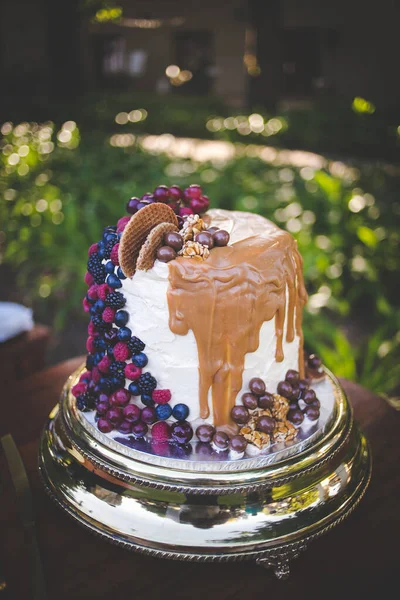 Resim Katmanlı Keklerden Fincan Keklere Kadar Çeşitli Çarpıcı Düğün Pastaları — Stok fotoğraf