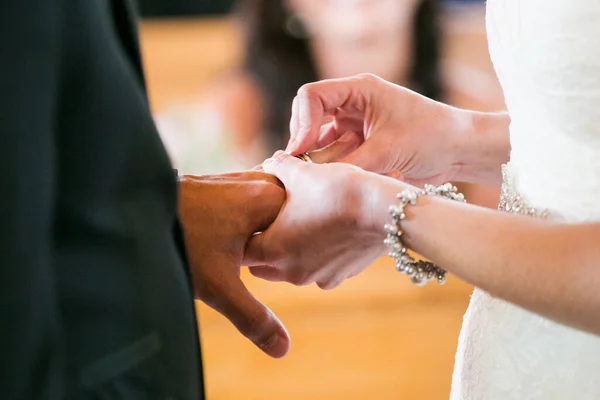 这张美丽的照片捕捉了一对夫妇在真正的婚礼上交换结婚戒指的亲密时刻 这张照片展示了这对新人的手的特写 展示了他们相互交织的手指和他们手指上的结婚戒指 — 图库照片