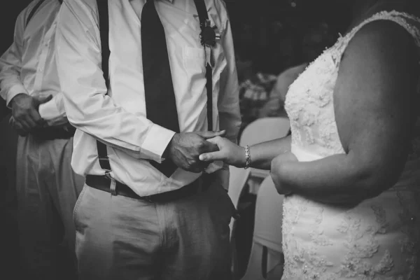 아름다운 사진은 남녀가실 결혼식에서 결혼반지를 교환하는 순간을 있습니다 사진은 부부의 — 스톡 사진