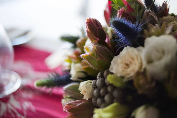 Захватывающее Изображение Демонстрирует Элегантный Декор Потрясающие Цветочные Композиции Настоящей Свадьбы — стоковое фото