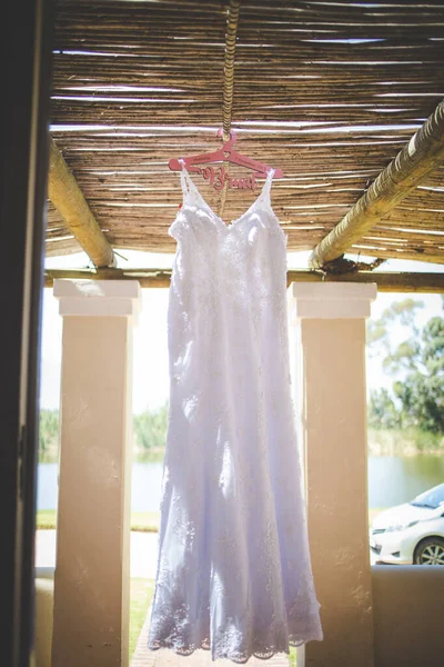 Denna Fängslande Bild Visar Bröllopsklänning Med Intrikata Detaljer Fotograferade Kreativa — Stockfoto