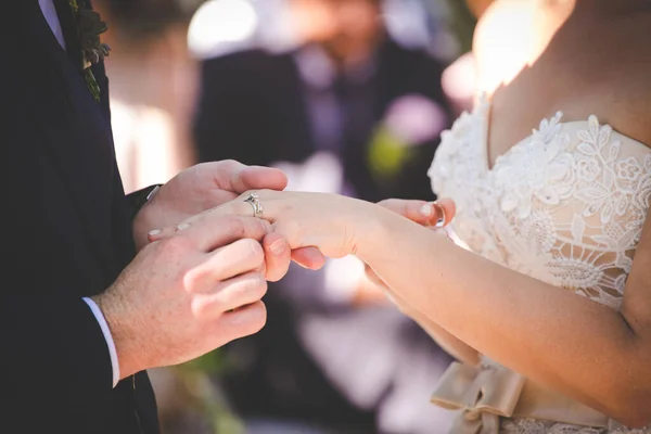 Güzel Görüntü Bir Çiftin Gerçek Bir Düğünde Yüzüklerini Değiş Tokuş — Stok fotoğraf