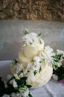 Bu resim, katmanlı keklerden fincan keklere kadar çeşitli çarpıcı düğün pastaları sergiliyor. Fotoğrafta, her biri karmaşık detaylar ve hassas kremalarla özenle dekore edilmiş bir dizi lezzetli pasta yer alıyor. Pastalar vari şeklinde geliyor.