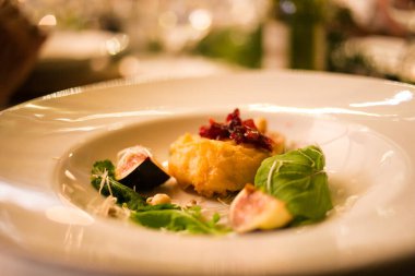 Bu çarpıcı görüntü düğünlerde sunulan yiyecek, kanepe ve tatlıların yaratıcı ve güzel bir şekilde hazırlanmış bir fotoğrafını sergiliyor. Fotoğraf, canlı renkleri ve dokuları olan ağız sulandırıcı tabakların yer aldığı gözler için bir ziyafet. Görüntü her...