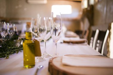 Bu büyüleyici görüntü, gerçek bir düğünün zarif dekorunu ve büyüleyici çiçek düzenlemelerini gözler önüne seriyor. Fotoğrafta zarif çiçekler, mumlar ve diğer dekoratif el ile süslenmiş büyüleyici bir düğün yerinde güzel dekore edilmiş bir masa yer alıyor.