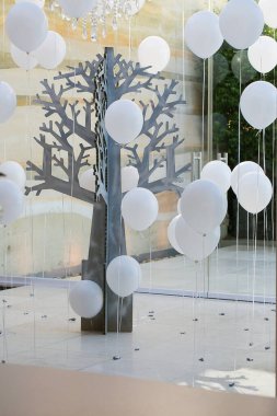 Bu büyüleyici görüntü, gerçek bir düğünün zarif dekorunu ve büyüleyici çiçek düzenlemelerini gözler önüne seriyor. Fotoğrafta zarif çiçekler, mumlar ve diğer dekoratif el ile süslenmiş büyüleyici bir düğün yerinde güzel dekore edilmiş bir masa yer alıyor.