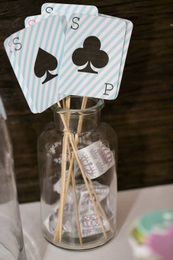 Bu büyüleyici görüntü, gerçek bir düğünün zarif dekorunu ve büyüleyici çiçek düzenlemelerini gözler önüne seriyor. Fotoğrafta zarif çiçekler, mumlar ve diğer dekoratif el ile süslenmiş büyüleyici bir düğün yerinde güzel dekore edilmiş bir masa yer alıyor.