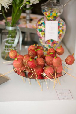 Bu çarpıcı görüntü düğünlerde sunulan yiyecek, kanepe ve tatlıların yaratıcı ve güzel bir şekilde hazırlanmış bir fotoğrafını sergiliyor. Fotoğraf, canlı renkleri ve dokuları olan ağız sulandırıcı tabakların yer aldığı gözler için bir ziyafet. Görüntü her...