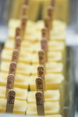 Bu çarpıcı görüntü düğünlerde sunulan yiyecek, kanepe ve tatlıların yaratıcı ve güzel bir şekilde hazırlanmış bir fotoğrafını sergiliyor. Fotoğraf, canlı renkleri ve dokuları olan ağız sulandırıcı tabakların yer aldığı gözler için bir ziyafet. Görüntü her...