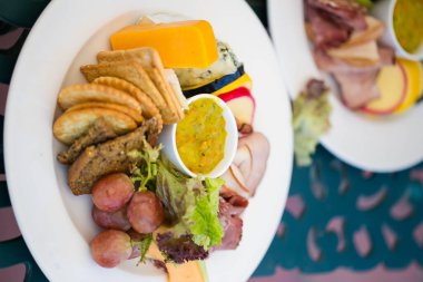 Bu çarpıcı görüntü düğünlerde sunulan yiyecek, kanepe ve tatlıların yaratıcı ve güzel bir şekilde hazırlanmış bir fotoğrafını sergiliyor. Fotoğraf, canlı renkleri ve dokuları olan ağız sulandırıcı tabakların yer aldığı gözler için bir ziyafet. Görüntü her...