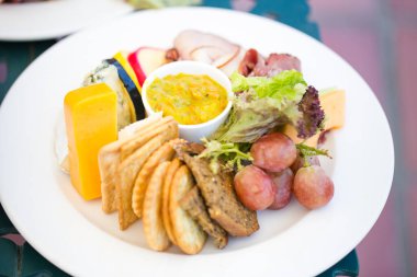 Bu çarpıcı görüntü düğünlerde sunulan yiyecek, kanepe ve tatlıların yaratıcı ve güzel bir şekilde hazırlanmış bir fotoğrafını sergiliyor. Fotoğraf, canlı renkleri ve dokuları olan ağız sulandırıcı tabakların yer aldığı gözler için bir ziyafet. Görüntü her...