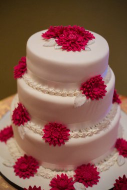 Bu resim, katmanlı keklerden fincan keklere kadar çeşitli çarpıcı düğün pastaları sergiliyor. Fotoğrafta, her biri karmaşık detaylar ve hassas kremalarla özenle dekore edilmiş bir dizi lezzetli pasta yer alıyor. Pastalar vari şeklinde geliyor.