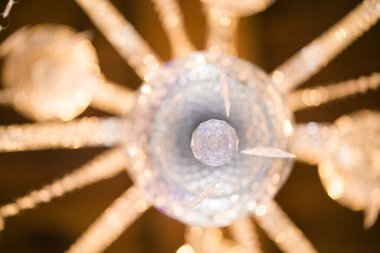 Bu büyüleyici görüntü, gerçek bir düğünün zarif dekorunu ve büyüleyici çiçek düzenlemelerini gözler önüne seriyor. Fotoğrafta zarif çiçekler, mumlar ve diğer dekoratif el ile süslenmiş büyüleyici bir düğün yerinde güzel dekore edilmiş bir masa yer alıyor.