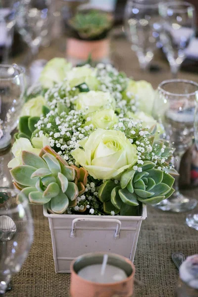 这张迷人的照片展现了一个真正婚礼的优雅装饰和迷人的花朵布置 这张照片上有一张装饰精美的桌子 在一个迷人的婚礼场地上 装饰着精致的花朵 蜡烛和其他装饰元素 — 图库照片