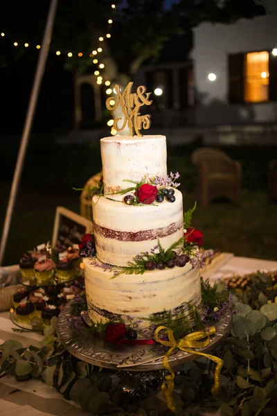 層状のケーキからカップケーキまで 素晴らしいウェディングケーキの数々を紹介しています この写真にはおいしいケーキの配列があり それぞれが細かく装飾され 繊細な霜降りが施されています ケーキは種類があります — ストック写真
