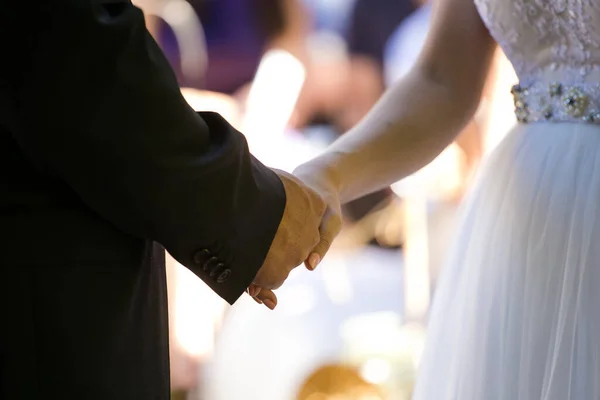 Güzel Görüntü Bir Çiftin Gerçek Bir Düğünde Yüzüklerini Değiş Tokuş — Stok fotoğraf