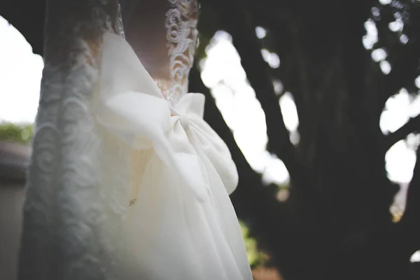 Захватывающее Изображение Демонстрирует Свадебное Платье Сложными Деталями Сфотографированными Творческим Уникальным — стоковое фото