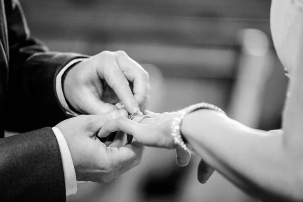 Esta Hermosa Imagen Captura Momento Íntimo Una Pareja Intercambiando Anillos — Foto de Stock