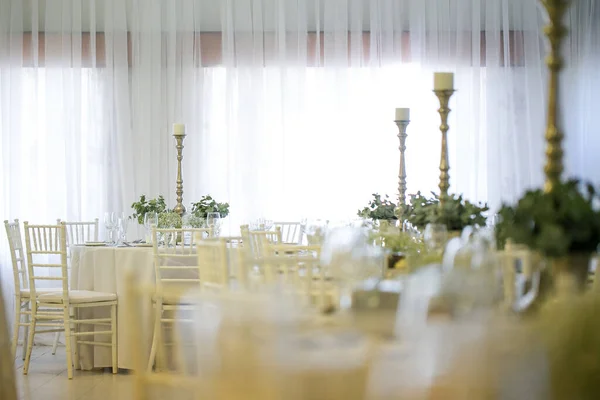 매혹적 결혼식의우아 과놀랄 꽃꽂이를 것이다 아름다운 결혼식장에 아름답게 장식된 탁자가 — 스톡 사진