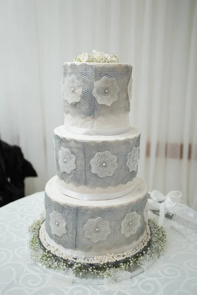 層状のケーキからカップケーキまで 素晴らしいウェディングケーキの数々を紹介しています この写真にはおいしいケーキの配列があり それぞれが細かく装飾され 繊細な霜降りが施されています ケーキは種類があります — ストック写真