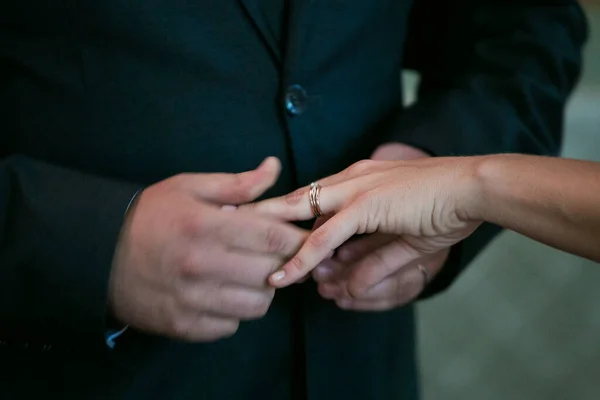 Esta Bela Imagem Captura Momento Íntimo Casal Trocando Alianças Casamento — Fotografia de Stock