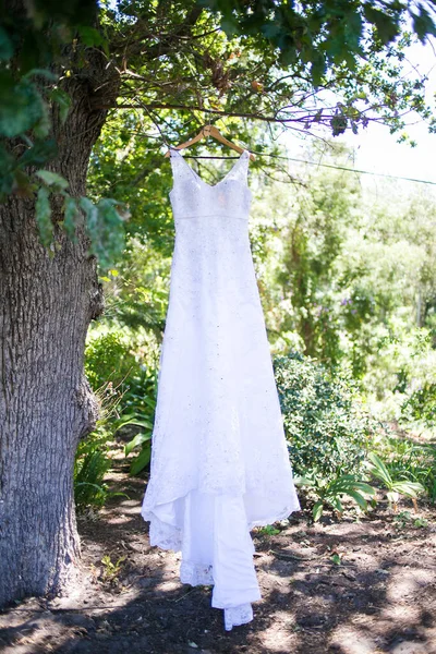这张迷人的照片展示了一件婚纱 里面有复杂的细节 都是以独特的方式拍摄的 这张照片上有一件漂亮的白色婚纱 花边细腻精致 头饰精美 这条裙子是照下来的 — 图库照片