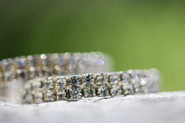Büyüleyici Görüntü Küpe Ayakkabı Jartiyer Mücevher Parfüm Gibi Gelin Aksesuarlarının — Stok fotoğraf