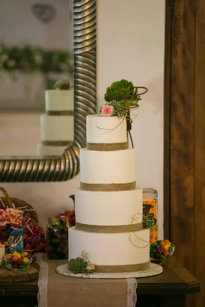 Dieses Bild Zeigt Eine Vielzahl Atemberaubender Hochzeitstorten Die Von Abgestuften — Stockfoto
