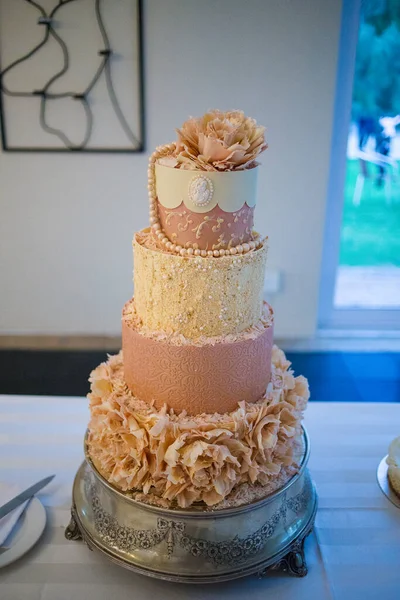 Resim Katmanlı Keklerden Fincan Keklere Kadar Çeşitli Çarpıcı Düğün Pastaları — Stok fotoğraf
