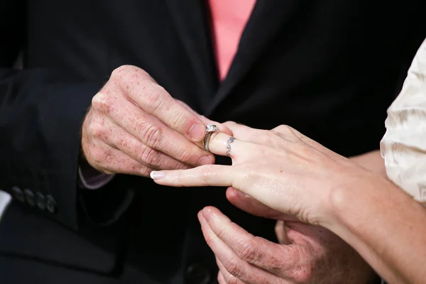 Esta Bela Imagem Captura Momento Íntimo Casal Trocando Alianças Casamento — Fotografia de Stock