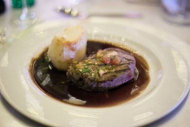 Bu çarpıcı görüntü düğünlerde sunulan yiyecek, kanepe ve tatlıların yaratıcı ve güzel bir şekilde hazırlanmış bir fotoğrafını sergiliyor. Fotoğraf, canlı renkleri ve dokuları olan ağız sulandırıcı tabakların yer aldığı gözler için bir ziyafet. Görüntü her...