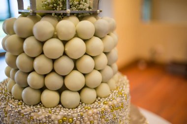 Bu resim, katmanlı keklerden fincan keklere kadar çeşitli çarpıcı düğün pastaları sergiliyor. Fotoğrafta, her biri karmaşık detaylar ve hassas kremalarla özenle dekore edilmiş bir dizi lezzetli pasta yer alıyor. Pastalar vari şeklinde geliyor.