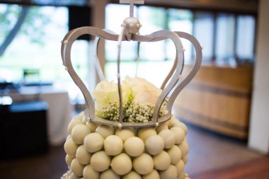 Bu resim, katmanlı keklerden fincan keklere kadar çeşitli çarpıcı düğün pastaları sergiliyor. Fotoğrafta, her biri karmaşık detaylar ve hassas kremalarla özenle dekore edilmiş bir dizi lezzetli pasta yer alıyor. Pastalar vari şeklinde geliyor.