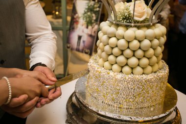 Bu resim, katmanlı keklerden fincan keklere kadar çeşitli çarpıcı düğün pastaları sergiliyor. Fotoğrafta, her biri karmaşık detaylar ve hassas kremalarla özenle dekore edilmiş bir dizi lezzetli pasta yer alıyor. Pastalar vari şeklinde geliyor.