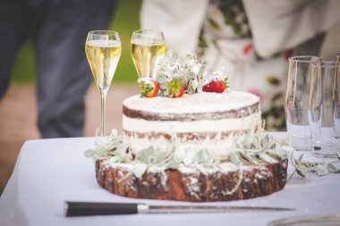 Bu resim, katmanlı keklerden fincan keklere kadar çeşitli çarpıcı düğün pastaları sergiliyor. Fotoğrafta, her biri karmaşık detaylar ve hassas kremalarla özenle dekore edilmiş bir dizi lezzetli pasta yer alıyor. Pastalar vari şeklinde geliyor.
