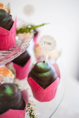 Bu resim, katmanlı keklerden fincan keklere kadar çeşitli çarpıcı düğün pastaları sergiliyor. Fotoğrafta, her biri karmaşık detaylar ve hassas kremalarla özenle dekore edilmiş bir dizi lezzetli pasta yer alıyor. Pastalar vari şeklinde geliyor.