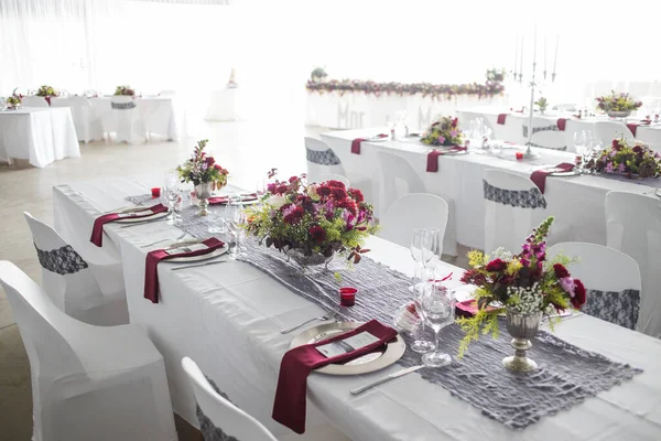 매혹적 결혼식의우아 과놀랄 꽃꽂이를 것이다 아름다운 결혼식장에 아름답게 장식된 탁자가 — 스톡 사진