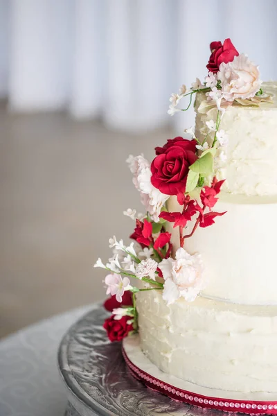 这张照片展示了各种各样令人惊叹的婚礼蛋糕 从分层蛋糕到杯子蛋糕 这张照片展示了一系列美味的蛋糕 每一个都精心装饰着复杂的细节和精致的霜冻 蛋糕有各种各样的品种 — 图库照片