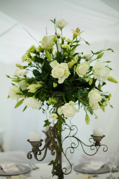 这张迷人的照片展现了一个真正婚礼的优雅装饰和迷人的花朵布置 这张照片上有一张装饰精美的桌子 在一个迷人的婚礼场地上 装饰着精致的花朵 蜡烛和其他装饰元素 — 图库照片